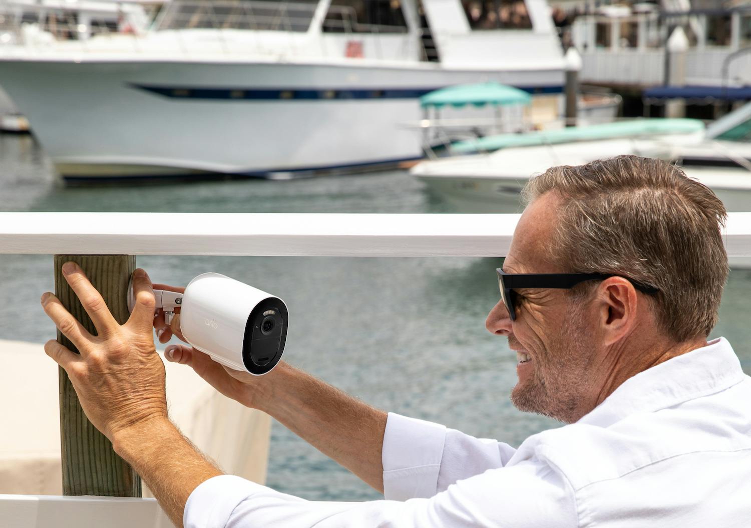 Arlo Go 2: Arlo Go asennetaan satamaan veneen valvontaa varten.